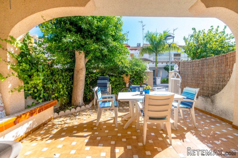 Dúplex con bonito jardín, buen vecindario, zona r..