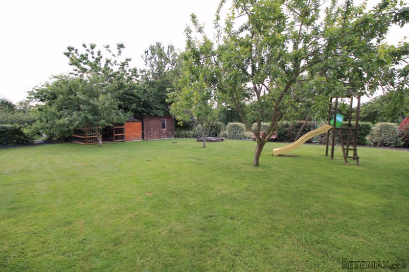 Countryside Villa Set Near The Shops - 2