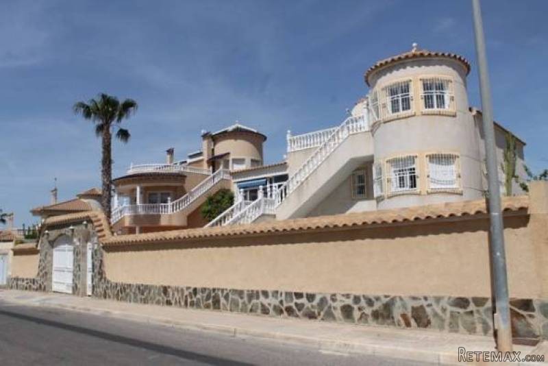 4 Bedroom 3 Bathroom Villa In Los..