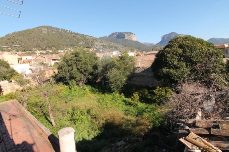 House to reform on large urban plot in..