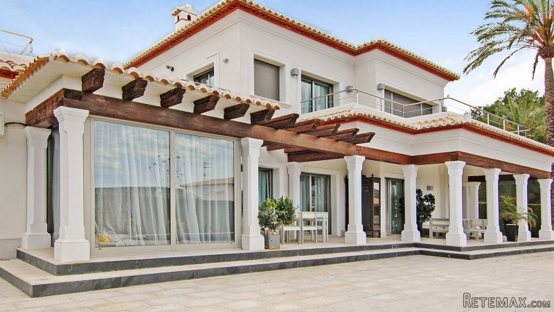Spectacular 4 Bedroom 4 Bathroom Villa..
