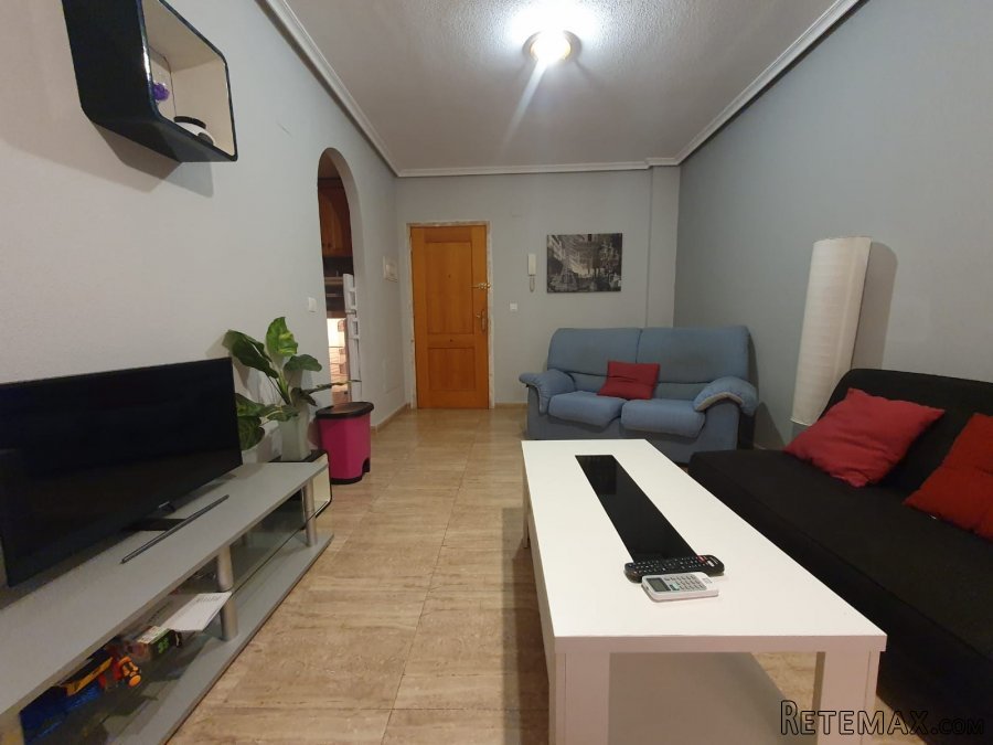 Amplio apartamento en planta baja.Tiene salón comedor, 1..