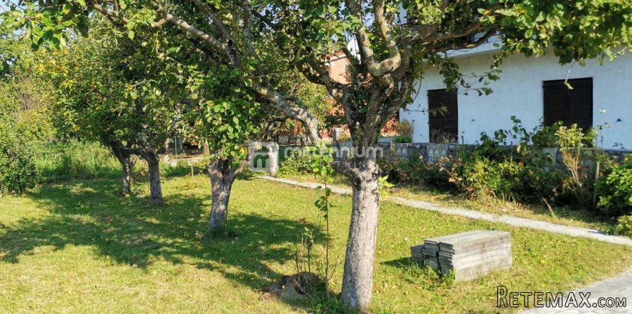 Podhum, kuća od 200m2 s 2 garaže i velikom okućnicom - 2
