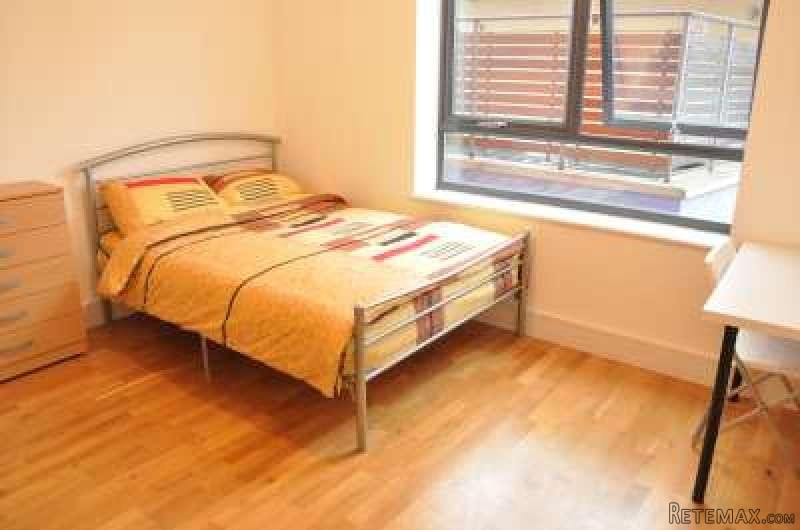 Single with double bed near Canary..