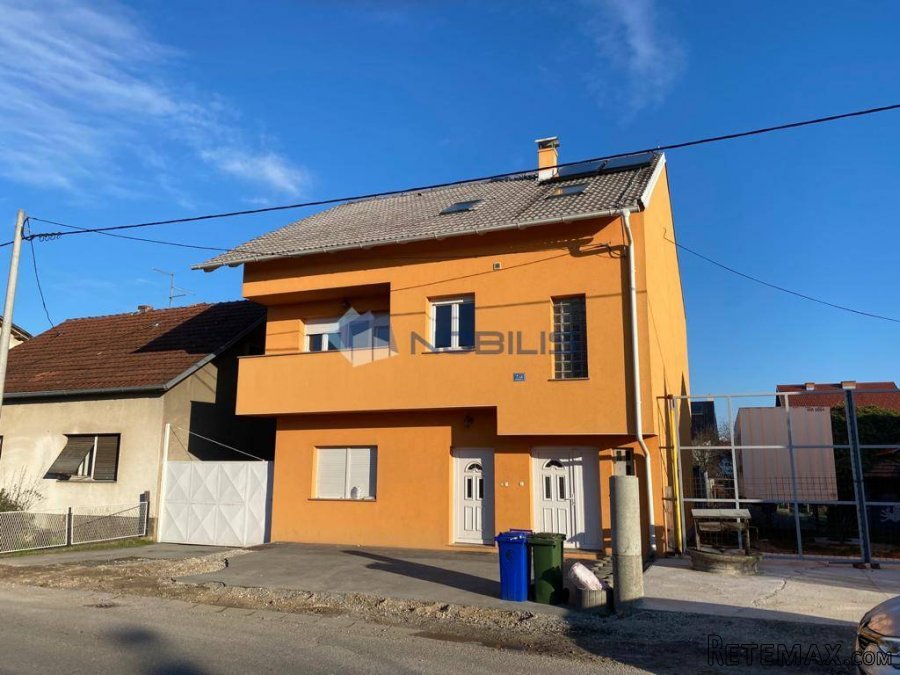Petrinja, kuća 250m2, dvorište 424m2, 3 stana