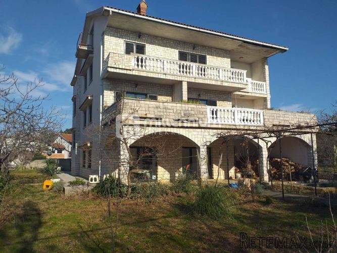 Rijeka, Pehlin, samostojeća kuća s tri stana i velikom o..