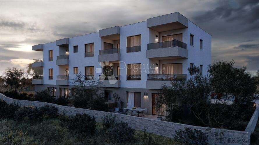 ATRAKTIVAN STAN S POGLEDOM NA MORE – VODICE