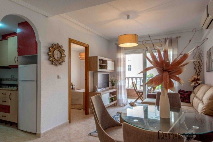 3 Bedroomed Renovated Apartment within 5 minutes walk to.. - 2