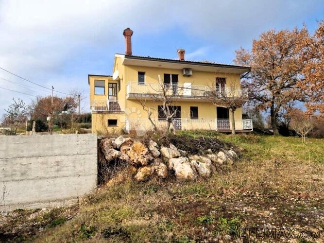 OBITELJSKA KUĆA SA 2 STANA I BAZENOM, okolica Labina