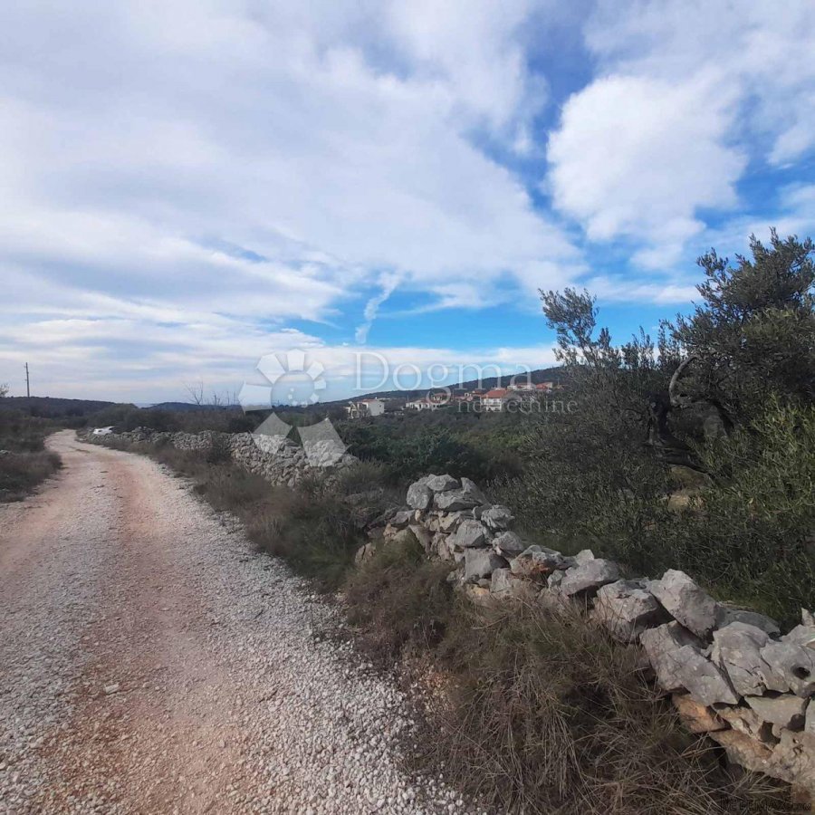 GRAĐEVINSKO ZEMLJIŠTE U BLIZINI ROGOZNICE - 3