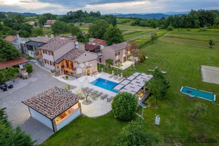 Tri kuće za odmor na 4500 m² okućnice!