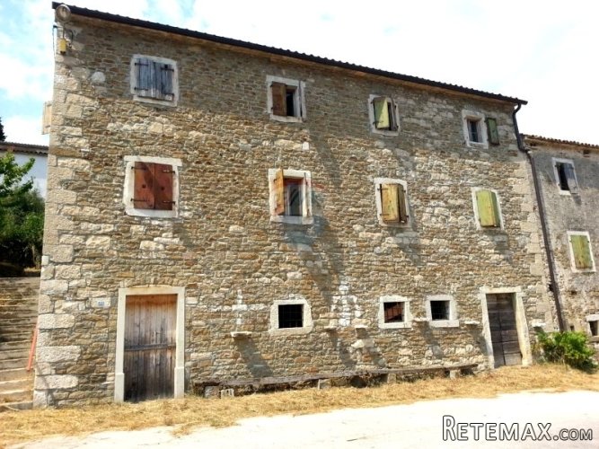 Istra,Momjan -kamena kuća na 14800m2 zemljišta - 2