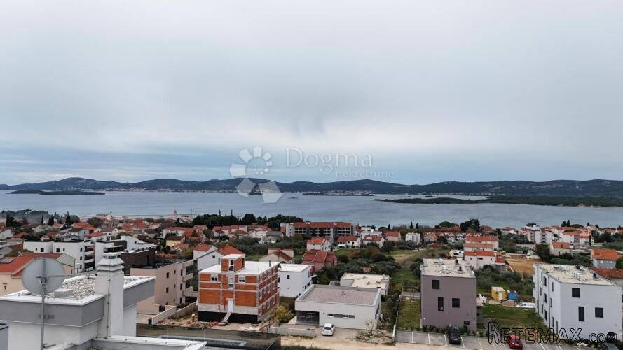 Penthouse sa krovnom terasom , garažom, liftom , podno grija