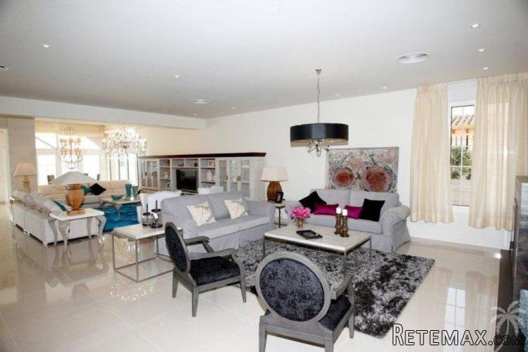 This spectacular villa of 520 m² is located right by the.. - 2