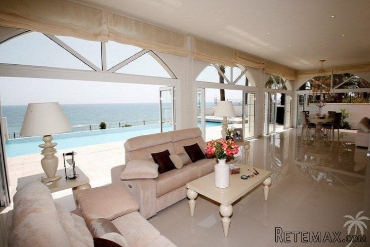 This spectacular villa of 520 m² is located right by the.. - 3