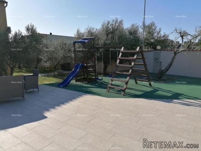 Prodaje se prekrasna vila sa bazenom u Banjolama - 20