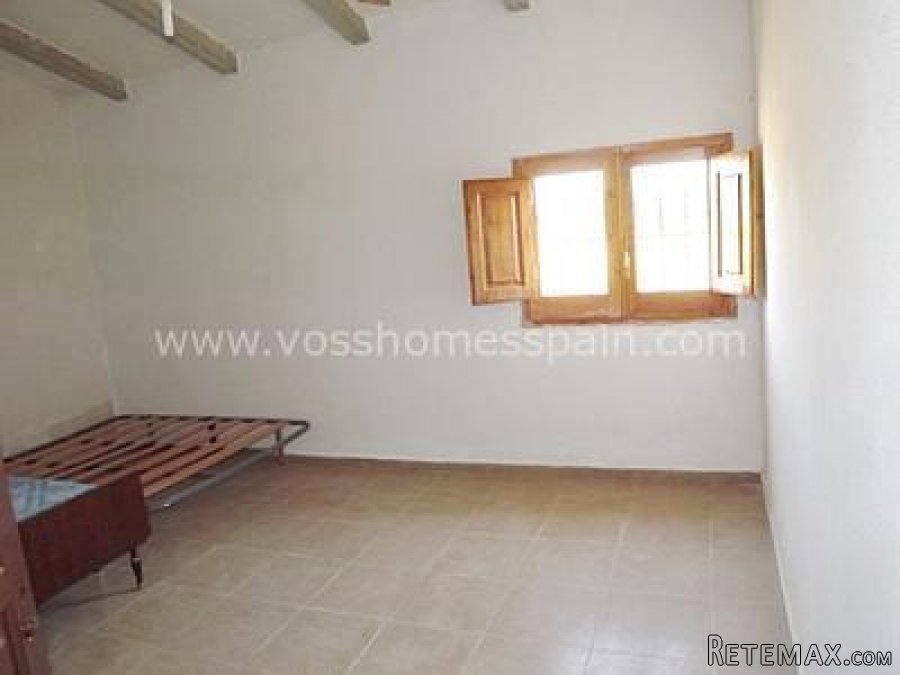 A 2 bed, 1 bath recently built, country house in need of.. - 7