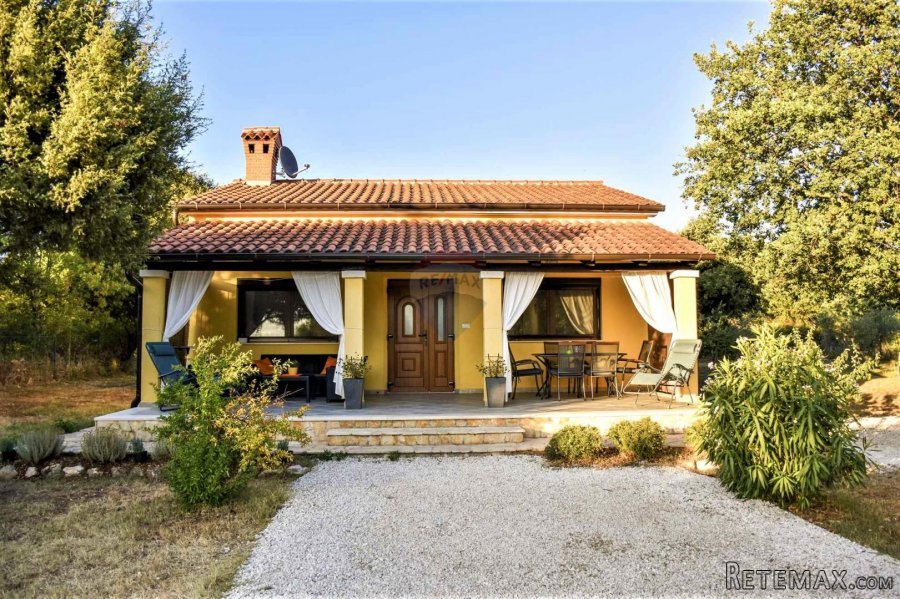 Rovinj,kuća sa otvorenim pogledom na more,450m od plaže
