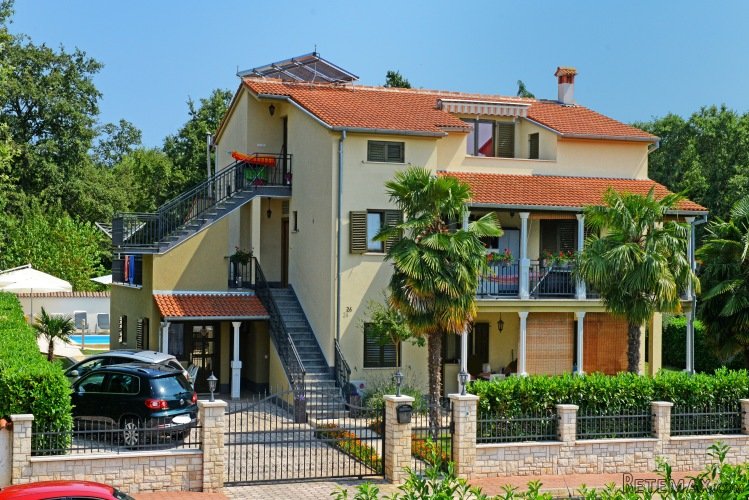 KUĆA SA 5 STAMBENIH JEDINICA, BAZENOM i POGLEDOM NA MORE