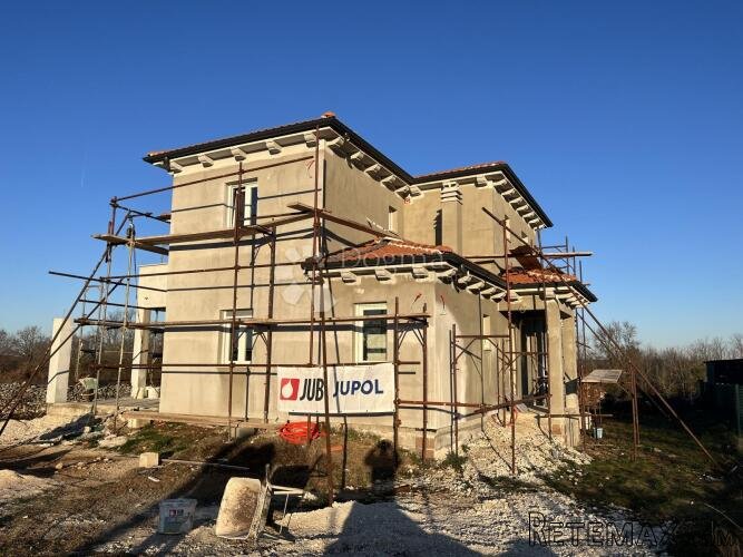 Kuća okružena prirodom