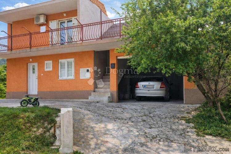 Kuća sa dva stana i garažom, Žrnovnica