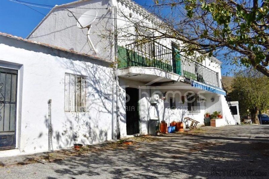 A lovely 5 bed, 2 bath, Two Storey Detached Country House.. - 2