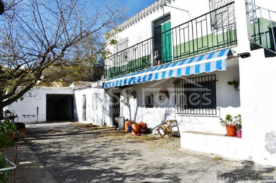 A lovely 5 bed, 2 bath, Two Storey Detached Country House.. - 3