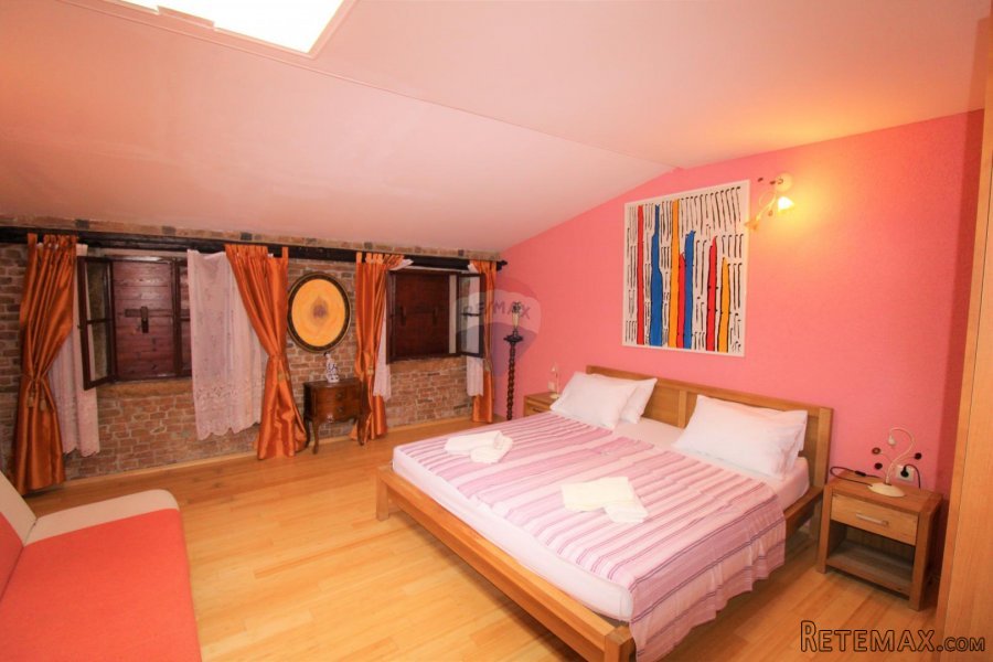Rovinj,kuća u starom gradu,super lokacija,4 apartmana-225m2