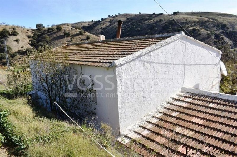 A lovely 5 bed, 2 bath, Two Storey Detached Country House.. - 4