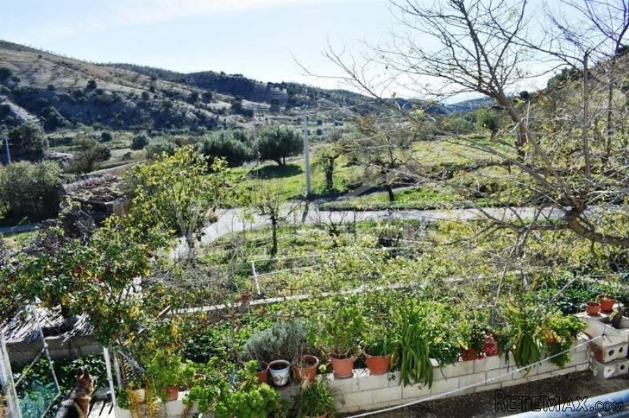 A lovely 5 bed, 2 bath, Two Storey Detached Country House.. - 6