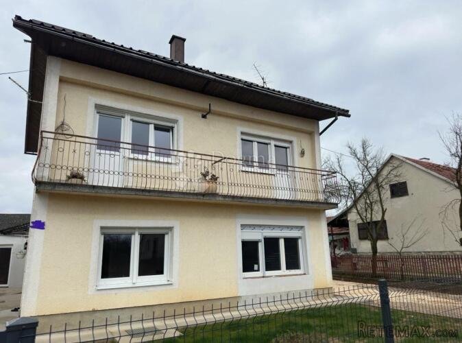 KUĆA S 2 STANA 2 POMOĆNA OBJEKTA I 3000 M2 VRTA