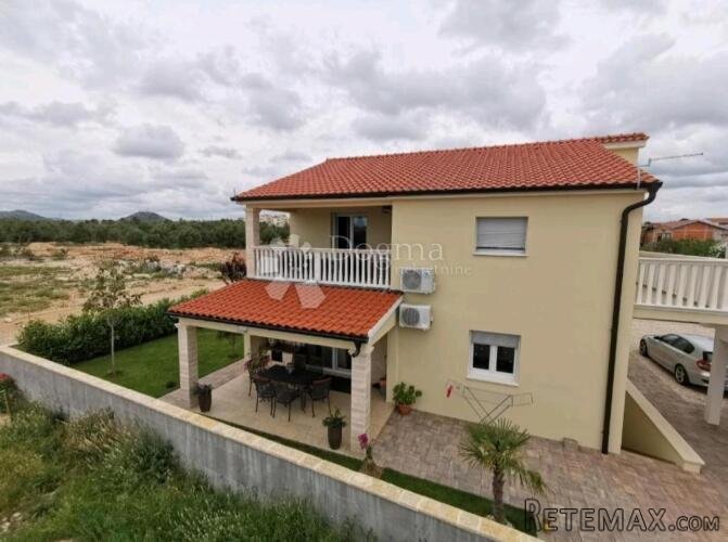 Kuća s 3 apartmana u mirnom dijelu Vodica!
