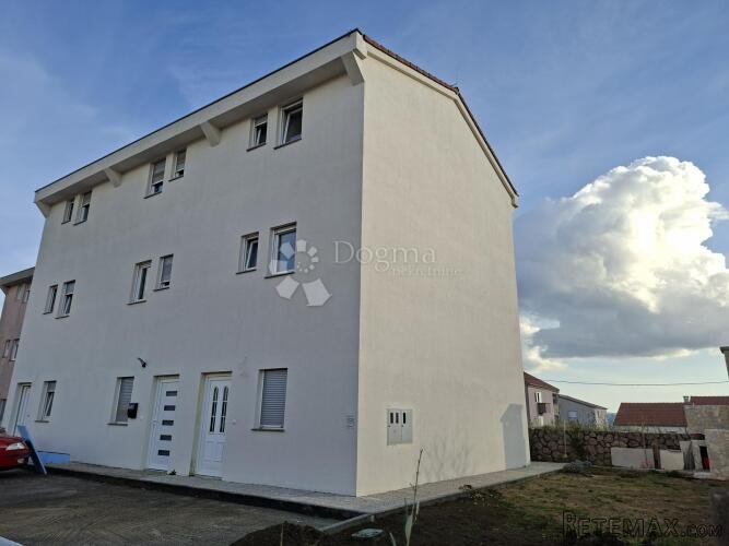 Troetažni stan s terasom i pogledom na more