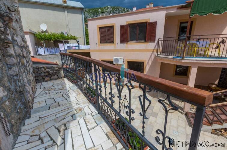 Bribir - Prekrasan apartman s balkonom i bazenom