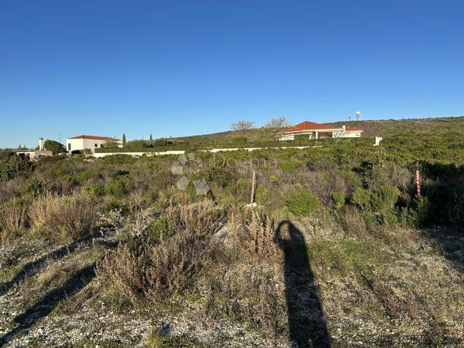 GRAĐEVINSKO ZEMLJIŠTE S POGLEDOM NA UZVISINI SUKOŠAN - 2