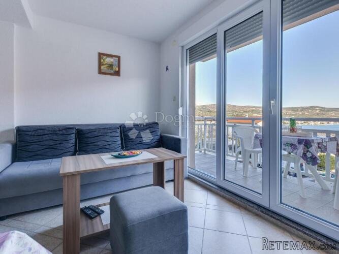 Rogoznica – Apartmanska kuća s 7 jedinica i velikim investic