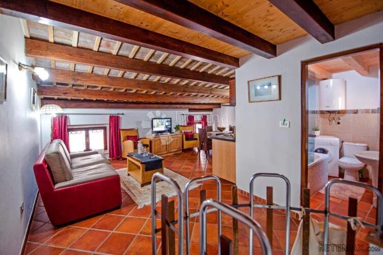 Sjajan Etažirani Stan 40 m² – Prvi i Drugi Kat, 100 m od Mor