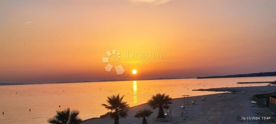 VIR PRODAJE SE APARTMAN NA ATRAKTIVNOJ PLAŽI 10 m OD MORA