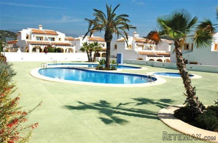 Bonito bungalow situado en una urbanizacion en la entrada..