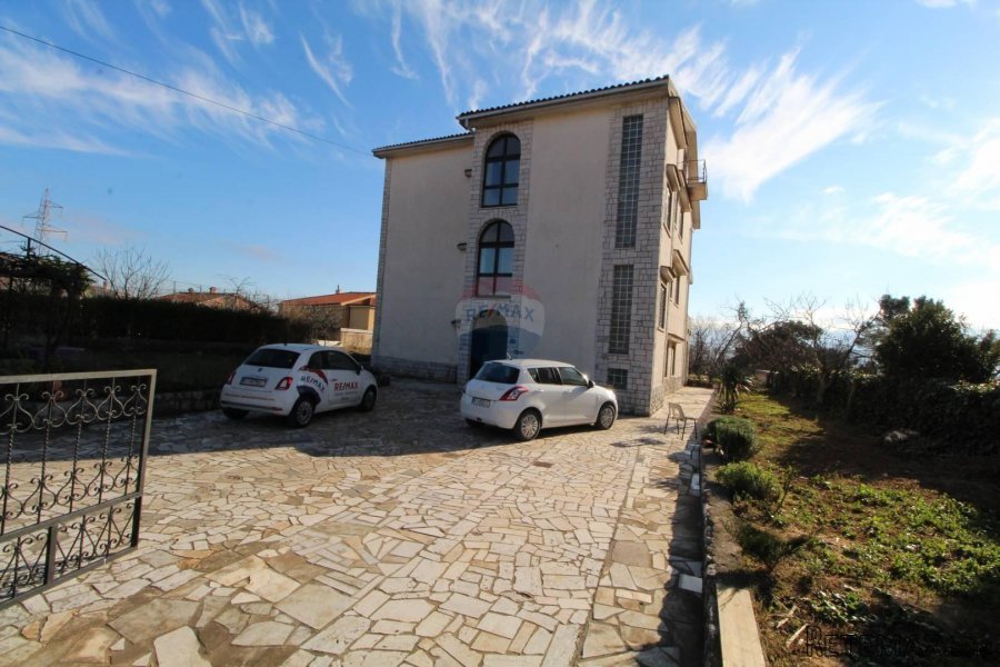 Kuća sa tri stana i prekrasnim pogledom na more