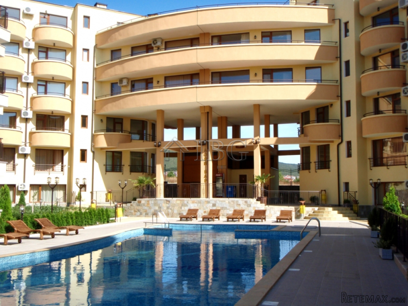 Large studio for sale in complex..
