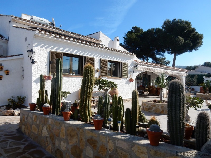 Rustic villa with 4 bedrooms for sale..