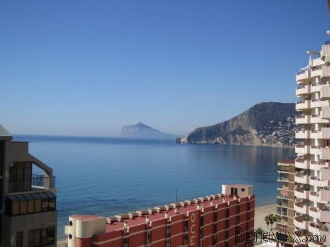 APARTAMENTO SITUADO EN 2ª LINEA DE PLAYA .