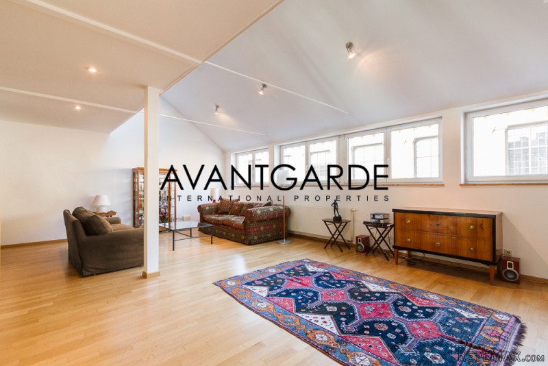 Bright top floor apartment near city.. - 2