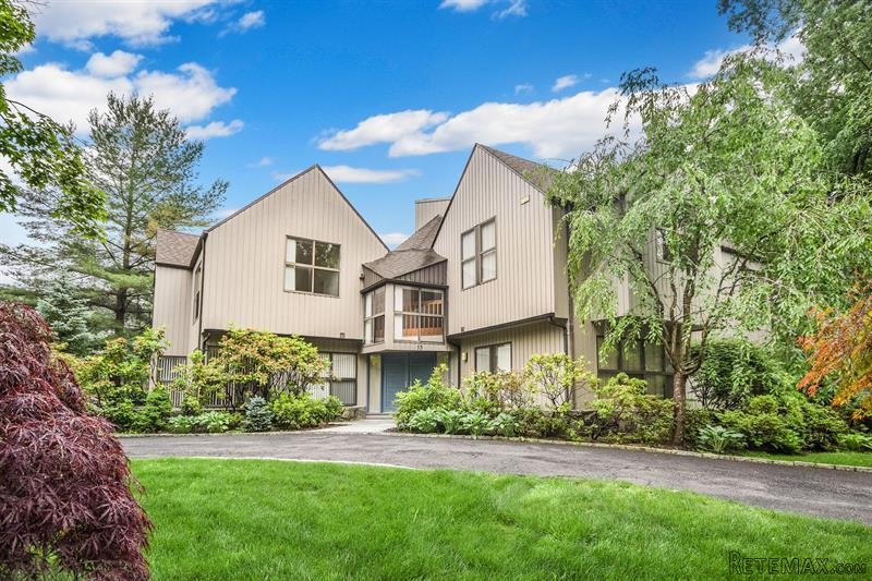 4 bedroom House For Sale: 15 Ponds Lane..