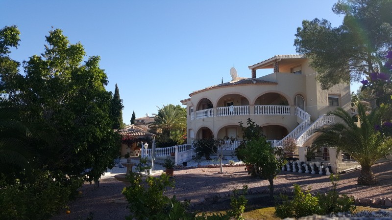 7 Bedrooms - Villa - Alicante - For Sale
