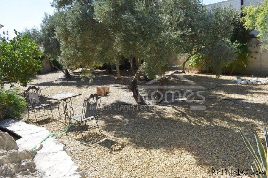 A truly impressive property with a 3 bed, 2 bath villa of.. - 11