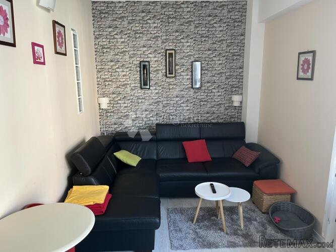 Stan s uključenim režijama s pogledom na trg Bana Josipa Jel