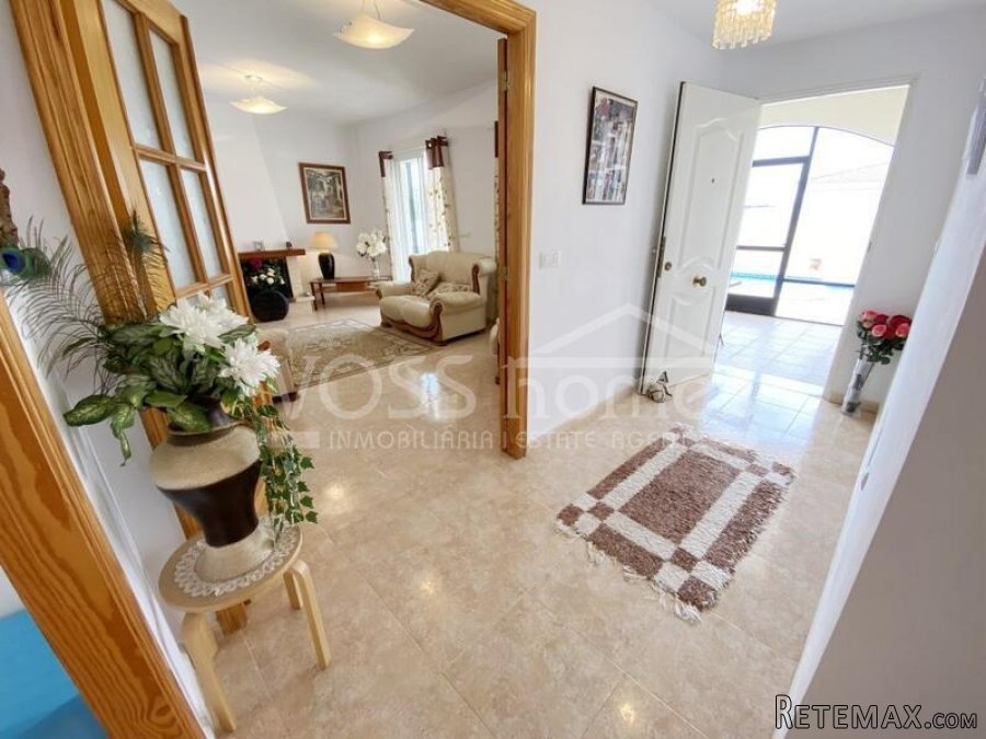 An impressively presented, 3 bed, 2 bath Villa for sale in.. - 12