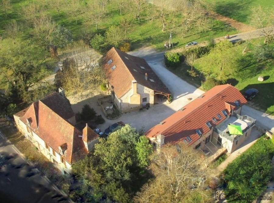 Near Domme (Dordogne) - 10 bed property is located in the most..